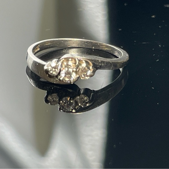 14k white gold 3 stone diamond ring Size 7 - Picture 2 of 8